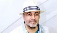 عکس/تصویری قدیمی از رضا عطاران و حسن جوهرچی در حیاط بیت رهبری