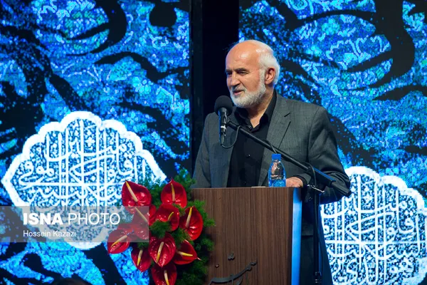 سخنرانی احمد توکلی پدر محمد توکلی عکاس و هنرمند تجسمی در مراسم یادبود هنرمندان درگذشته سال ۹۶