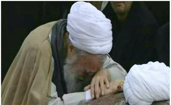 گریه آیت&zwnj;الله موحدی کرمانی، امام&zwnj; جمعه موقت تهران بر پیکر آیت&zwnj;الله هاشمی رفسنجانی