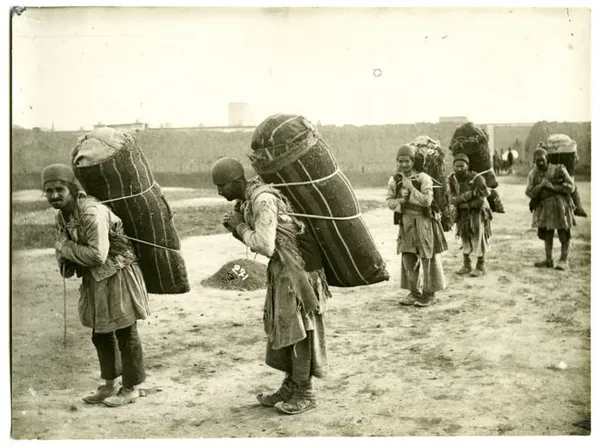 کولبران ژنده پوش، آنتوان سوروگین، حدود ١٩٠٠

