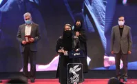 عکس| رویا افشار؛ برنده سیمرغ بلورین بهترین بازیگر نقش اول زن