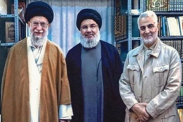سردار قاسم سلیمانی در کنار سید حسن نصرالله و رهبر انقلاب