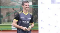 تشویق وریا غفوری در دقیقه ۲۱ توسط هواداران پرسپولیس و استقلال