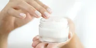 چگونه از کرم‌های مرطوب‌کننده برای داشتن پوستی شاداب استفاده کنیم؟