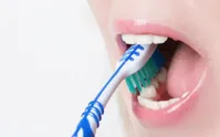 مسواک زدن چگونه باعث تحلیل لثه‌ها می‌شود