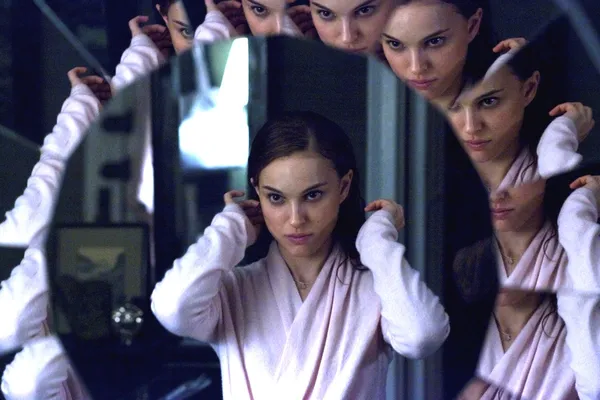 Black Swan | قوی سیاه

نمره منتقدان: ۸۵ از ۱۰۰

این فیلم به کارگردانی دارن آرنوفسکی در سال ۲۰۱۰ از راه رسید و به سرعت به یکی از بهترین درام&zwnj;های دهه تبدیل شد که با گذشت سال&zwnj;ها از اکرانش هنوز هم مورد توجه منتقدان و تماشاگران قرار می&zwnj;گیرد. &laquo;قوی سیاه&raquo; به عنوان یک درام تریلر درگیرکننده به همان فیلمی تبدیل می&zwnj;شود که تماشاگر را برای مدتی طولانی به فکر فرو می&zwnj;برد. شاید نکته جالب درباره این فیلم را باید ازدواجی دانست که در حاشیه فیلمبرداری فیلم به نتیجه رسید.

ناتالی پورتمن در حاشیه تولید فیلم &laquo;قوی سیاه&raquo; با میلپید آشنا شد. بنجامین که در حقیقت یکی از نقش&zwnj;های فرعی این فیلم را برعهده داشت به مردی تبدیل شد که ناتالی پورتمن تصمیم گرفت برای ادامه زندگی&zwnj;اش روی او حساب ویژه&zwnj;ای باز کند. پورتمن و میلپید بلافاصله پس از پایان ساخت فیلم &laquo;قوی سیاه&raquo; در سال ۲۰۱۰ با یکدیگر نامزد کردند و دو سال بعد به صورت رسمی ازدواج کردند. این رابطه هنوز هم پایدار است.

خلاصه داستان: نینا سیرز دختری است که همه دوران کودکی و نوجوانی خود را به فراگیری و تمرین ممتد رقص باله گذرانده و حالا به عنوان یک بالرین حرفه&zwnj;ای و ستاره یک شرکت معتبر، در تلاش برای به&zwnj;دست آوردن نقش اول باله معروف دریاچه قو اثر چایکوفسکی است. اما مدیر شرکت و طراح رقص&zwnj;های این مراسم در مورد توانایی&zwnj;های نینا برای بازی هم&zwnj;زمان در دو نقش قوی سفید معصوم و قوی سیاه اغواگر مطمئن نیست؛ بنابراین قابلیت&zwnj;های او را زیر سؤال می&zwnj;برد.