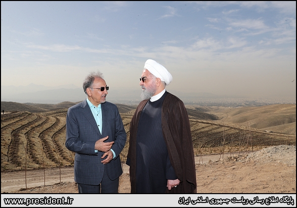 روحانی و درختکاری