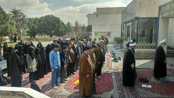 در پی وقوع زلزله در خراسان رضوی نماز آیات در دانشکده الهیات دانشگاه فردوسی مشهد  برگزار شد 