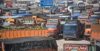 آخرین وضعیت مرزها؛ قرنطینه رانندگان ایرانی در ترکیه و توقف ۱۵۰۰ کامیون در سومار