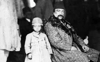 تصویری از ژست خاص «گلین خانم، اولین همسر عقدی ناصرالدین‌شاه»؛ دهه ۱۲۵۰