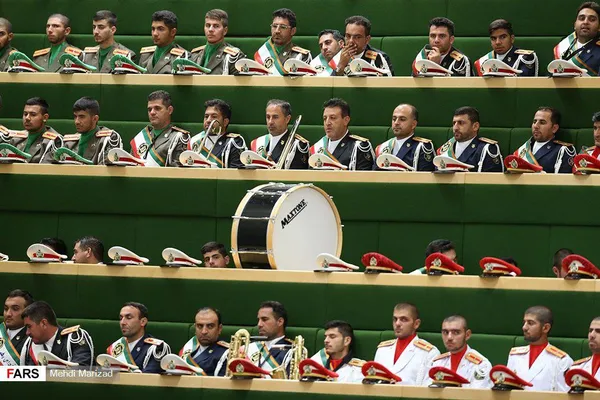 گروه مارش مستقر در مجلس آماده شروع مراسم برای نواختن سرود ملی و موسیقی هستند