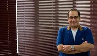 عکس | وداع دردناک پدر رضا داودنژاد با جنازه پسرش