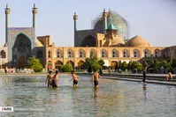 تصاویر| فرار از گرمای تابستان با آب‌تنی در حوض میدان امام