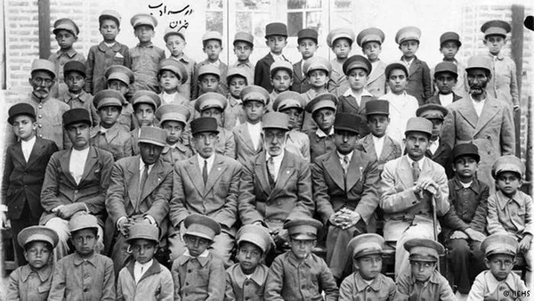 مکتب خود به سه دسته تقسیم می&zwnj;شد. مکتب&zwnj;خانه&zwnj;های عمومی، مکتب&zwnj;خانه&zwnj;های خصوصی و مکتب&zwnj;خانه&zwnj;های "آخوندباجی". در دسته آخر، مکتب&zwnj;خانه توسط یک زن اداره می&zwnj;شد.