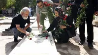 فیلم/غبارروبی سینماگران از مزار هنرمندان در بهشت زهرا