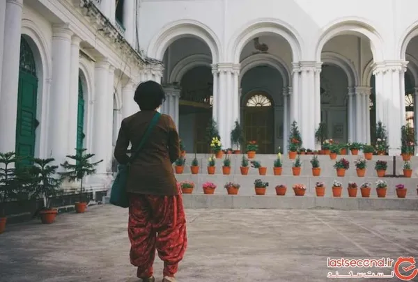 لباس

قوانین محلی در زمینه پوشش را مطالعه کنید و آگاهانه لباس بپوشید. در بسیاری از کشورها پوشیدن لباس ساده و پوشیده بسیار مهم است.