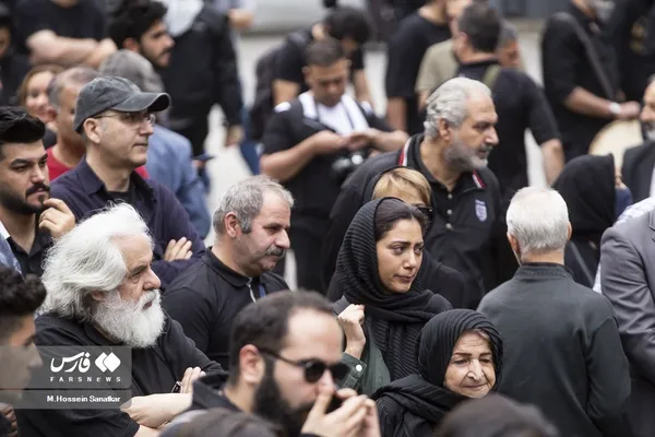 مونا فرجاد در تشییع پیکر زنده یاد آتیلا پسیانی
