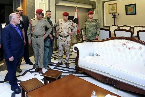 نخست وزیر عراق از صحن ویران شده مجلس عراق بازدید کرد.

