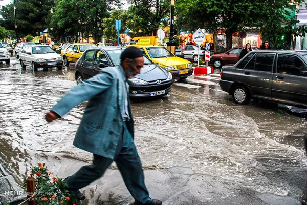 بارش باران و آبگرفتگی در معابر بجنورد/بارش شدید باران عصردوشنبه در بجنورد آغاز و سبب آب&zwnj;گرفتگی برخی معابر و خیابان&zwnj;های این شهر شد.