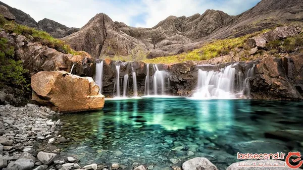 استخرهای فری در اسکاتلند
اگر فیلم ارباب حلقه&zwnj;ها را دیده باشید حتما با دیدن استخرهای فری Fairy Pools یاد آن فیلم در ذهنتان تازه خواهد شد. کوهستانی پر زرق و برق و آب&zwnj;هایی که از هر روزنه&zwnj;ای راهشان را پیدا می&zwnj;کنند و بادهای سردی که گه&zwnj;گداری بدن کوهنوردان را می&zwnj;لرزاند نشانه&zwnj;هایی از استخرهای فری در اسکاتلند هستند.