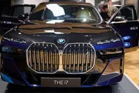 فیلم| نگاهی به آپشن‌های دیوانه کننده BMW i۷