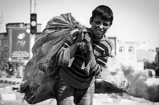 گرفتاری میان مدرسه و کار؛ وقتی فقر پای کودکان را به خیابان و چهار راه‌ها باز می‌کند