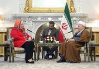 آیت‌الله هاشمی: ایران با تکیه بر مردم خویش، از همه‌ی مراحل و موانع خواهد گذشت