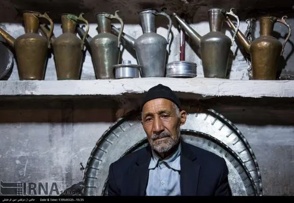 مشاغل سنتی نیشابور
 انسان در هر برهه ای از تاریخ برای امرار معاش و رفع نیازهای خود به مشاغل خاصی اشتغال داشته و نیز عواملی در به وجود آمدن، رشد و پیشرفت آن ها موثر هستند. شهر نیشابور نیز در دوران طاهریان و سلجوقیان به عنوان پایتخت ایران بوده و از شهرهای با قدمت به شمار می آید. در کنار مشاغل جدید و مدرن ، برخی از هنرها و مشاغل سنتی که چه بسا چند صباحی دیگر اسمی از آن ها باقی نخواهد ماند هنوز در این شهر نفس می کشند.