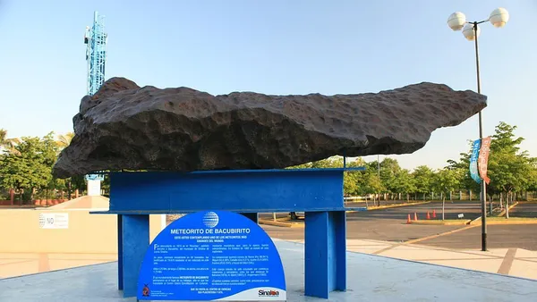 شهاب سنگ باکوبریتو (Bacubirito) در مکزیک

این شهاب سنگ در سال 1863 در مکزیک کشف و برای تحقیقات به شیکاگو ارسال شد. شهاب سنگ باکوبریتو حدود 20 تن وزن و 4.25 متر طول دارد.