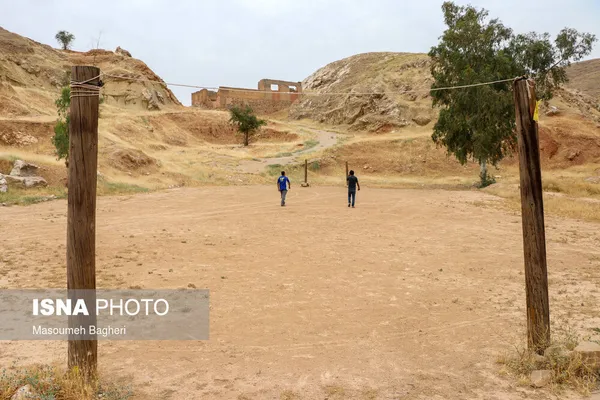 زمین فوتبال خاکی در جاده&zwnj;ی تل بزان مسجدسلیمان
