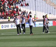 کاروان پرسپولیس وارد ورزشگاه شد/درگیری شدید روی سکوها و دخالت پلیس/حضور خواننده پرطرفدار در ورزشگاه آزادی+فیلم و عکس