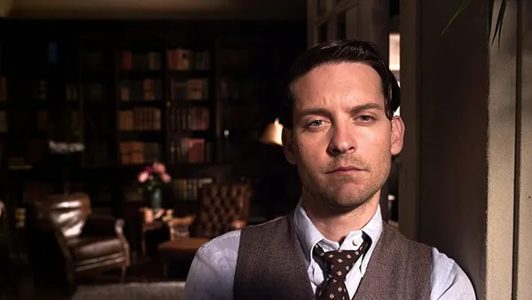 قربانی پیاده | Pawn Sacrifice

نمره منتقدان: ۷۱ از ۱۰۰

بابی فیشر یکی از نام&zwnj;های تکرارنشدنی تاریخ شطرنج است که فیلم&zwnj;ها، کتاب&zwnj;ها و مستند&zwnj;های بسیاری درباره زندگی او ساخته شده و یکی از آن&zwnj;ها فیلم &laquo;قربانی پیاده&raquo; لقب می&zwnj;گیرد. فیلمی که توبی مگوایر، بازیگری که با حضور در فیلم&zwnj;های &laquo;مرد عنکبوتی&raquo; شناخته می&zwnj;شود، ستاره اصلی آن بوده و داستان آن براساس یک داستان واقعی ساخته شده است. شاید جالب باشد بدانید که بابی فیشر در ۱۵ سالگی به مقام استاد بزرگی شطرنج دست پیدا کرد. این فیلم یکی از جذاب&zwnj;ترین فیلم&zwnj;های درام سال ۲۰۱۶ بود که تماشای آن خالی از لطف نیست.

خلاصه داستان: بابی فیشر در مسابقات قهرمانی ۱۹۷۲ در برابر بوریس اسپاسکی قرار می&zwnj;گیرد؛ استاد بزرگ شطرنج شوروی که می&zwnj;تواند چالش بزرگی برای او باشد.