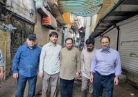 فیلم| جابجایی نمایندگان مجلس با بیل مکانیکی در سیل امامزاده داوود