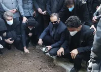 فیلم| آواز همایون شجریان بر آرامگاه استاد شجریان