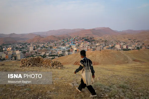 در تپه&zwnj;ی تفریحی محله مال جونکی که مشرف به باشگاه مرکزی است، سنگ&zwnj;چین&zwnj;های زیادی مشاهده می&zwnj;شود. این رسم از گذشتگان قوم بختیاری به یادگار مانده است.