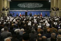 رهبر انقلاب: رئیس‌جمهور یاوه‌گوی آمریکا، حکام سعودی را به «گاو شیرده» تعبیر کرد| اگر آل‌سعود از اهانت آمریکا بدش نمی‌آید به‌جهنم اما این اهانت به مردم عربستان و مسلمانان است| آمریکا غلط می‌کند که ملت ایران را تهدید کند