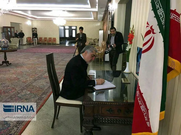 حضور عبدالله عبدالله رييس اجرايى دولت افغانستان در سفارت ايران در كابل و امضاى دفتر يادبود ارتحال آيت الله هاشمی رفسنجانی