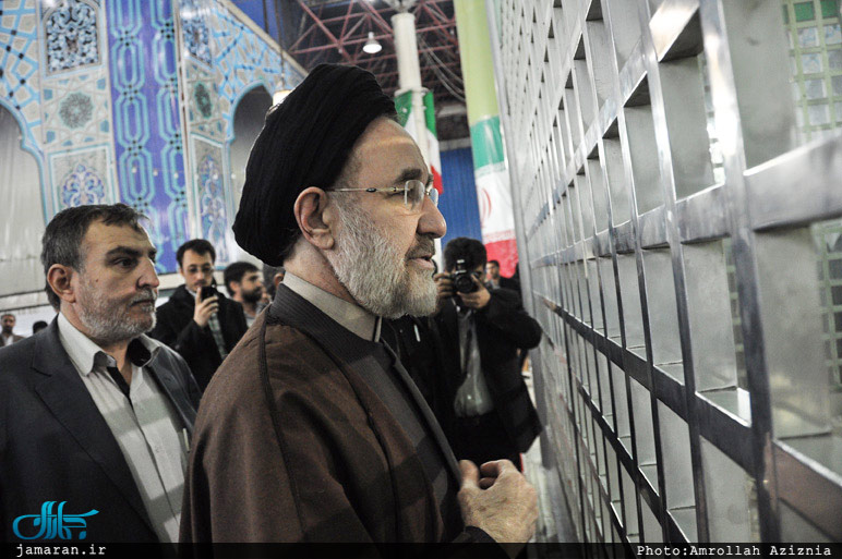حجت الاسلام والمسلمین سید محمد خاتمی رئیس جمهوری اسبق کشورمان با حضور در مرقد مطهر بنیانگذار جمهوری اسلامی ایران، ضمن زیارت حرم امام ( س) از مراحل ساخت حرم رهبر کبیر انقلاب اسلامی بازدید کرد.