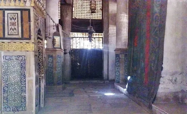  

بیت حضرت فاطمه(س) از سوی شرق؛ در این عکس که از بخش شمال شرقی درون خانه گرفته شده، شما محراب تهجد و سپس ستون جبرائیل(ع) را ملاحظه می&zwnj;کنید.