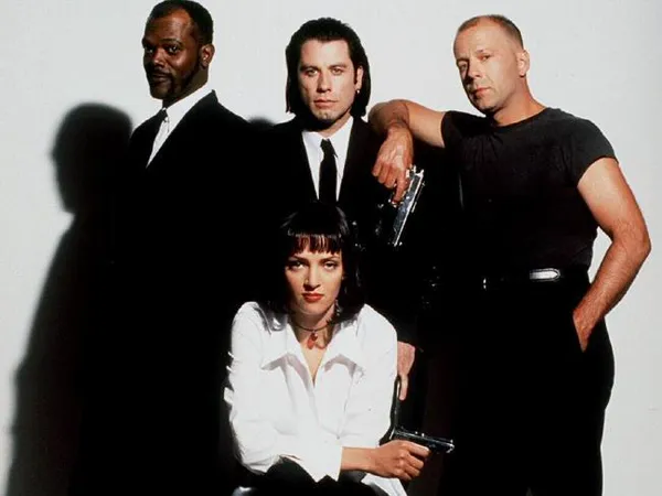 داستان عامه پسند (Pulp Fiction)، ۱۹۹۴

این یک فیلم شگفت انگیز و منحصر به فرد است؛ کوئنتین تارانتینو این فیلم را با یکی از صحنه&zwnj;های پایانی و با شخصیت&zwnj;های متفاوت آغاز می&zwnj;کند. داستان این فیلم نیز به شکل غیرخطی مطابق با سبک کوئنتین تارانتینو در روایت داستان روایت می&zwnj;شود. ساختار پالپ فیکشن براساس سه داستان متمایز بنا شده&zwnj;است که در خط سیر روایت، اشتراکاتی نیز با یکدیگر دارند.

با آن&zwnj;که هر داستان به مجموعه&zwnj;ای از رویداد&zwnj;های متمایز با دو داستان دیگر می&zwnj;پردازد، اما با آن&zwnj;ها دارای ارتباط و نقاط اشتراک نیز هست. فیلم با سرقت مسلحانه زوج سارق از رستوران آغاز می&zwnj;شود. سپس داستان چند شخصیت دیگر مطرح شده و در نهایت نیز به نقطه آغازین فیلم بازمی&zwnj;گردد.

صحنه ابتدایی لحن و مضمون فیلم را معرفی می&zwnj;کند؛ بنابراین مخاطب درگیر آن می&zwnj;شود. صحنه بعدی وینسنت و ژول در ماشین هستند که در مورد مسائل مختلفی صحبت می&zwnj;کنند. از آنجا که فیلم با صحنه سرقت آغاز شد، با وجود این دو شخصیت متفاوت، ما می&zwnj;دانیم که این فیلم روایتی دوار دارد. مرکز این روایت بزهکاری است.