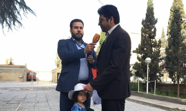 دختر بچه&zwnj;ای که می خواهد رییس جمهور شود/فردی با حضور در وزارت کشور می گوید: ثبت نام ریاست جمهوری طبق قانون شرايط سني ندارد به همین دلیل آمده تا دختر خردسالش را ثبت نام کند!