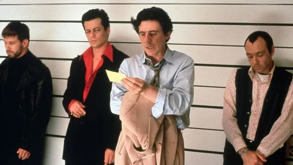 مظنونین همیشگی (The Usual Suspects)، ۱۹۹۵

چه کسی آتش را روشن کرد؟ چه کسی آن شخصیت را کشت؟ چرا او را کشتند؟ چه کسی شاهد همه چیز بوده است؟ این فیلم جالب است و سوالات این چنین را به ذهن ما می آورد. ساختار این فیلم با استفاده از فلش بک داستانی را که شخصیت وربال تعریف می&zwnj;کند، نشان می&zwnj;دهد. با توجه به فلش بک&zwnj;ها در فیلم، می&zwnj;دانیم که به سوالات صحنه آغازین پاسخ داده می&zwnj;شود و این موضوع ما را مجبور به ادامه تماشا می&zwnj;کند.