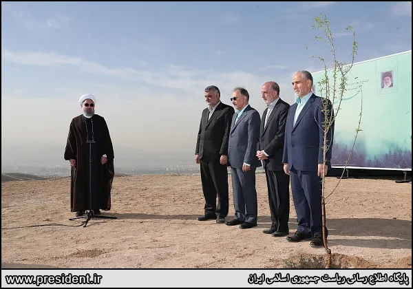 روحانی و درختکاری