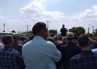 تجمع آرام کارگران هفت تپه مقابل فرمانداری شوش