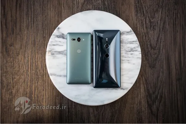  گوشی سونی Xperia XZ ۲
سونی با طراحی اکسپریا ایکس زِد ۲ و ایکس زد ۲ کامپکت از جنس فلز و شیشه، سامسونگ را به رقابتی سر سخت طلبیده و رقبایی جدی برای خانواده گلکسی اس ۹ را روانه بازار کرده است. با اینکه ایکس زد ۲ با صفحه نمایش ۵.۷ اینچی خود کمی بزرگ&zwnj;تر از مدل کامپکت ۵ اینچی است، اما این مدل کوچک به شکل اعجاب آوری تقریبا تمامی خصوصیات مدل اصلی را دارا می&zwnj;باشد. قابلیت شارژ بی سیم، چیپ پردازشی قدرتمند اسنپدراگون ۸۴۵ و دوربین پشتی ۱۹ مگاپیکسلی از جمله مواردی هستند که باعث شده اکسپریا ایکس زد ۲ و ایکس زد ۲ کامپکت نادیده گرفته نشود. البته در کنار همه این&zwnj;ها باید قابلیت ضد آب بودن را هم به محصولات برتر سونی اضافه کرد.