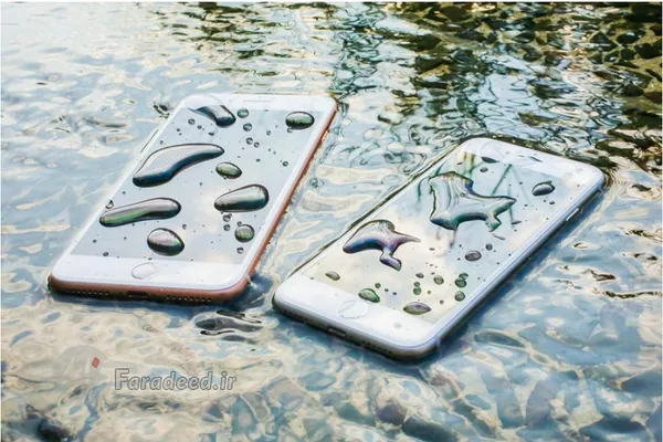 گوشی iPhone ۸، ۸ Plus
آیفون سال گذشته در کنار رونمایی از آیفون ایکس، دو مدل پیشرفته&zwnj;تر از گوشی&zwnj;های نسل قبل را نیز با نام&zwnj;های آیفون ۸ و آیفون ۸ پلاس معرفی کرد تا کسانی که نمی&zwnj;توانستند با تغییرات آیفون ایکس کنار بیایند، همچنان بتوانند محصولی با همان سبک و سیاق سابق را خریداری کنند. کاور پشتی این گوشی&zwnj;ها از جنس شیشه پوشیده شده، دوربین آن&zwnj;ها بهبود یافته، سنسور&zwnj;ها و پردازنده سیگنال تصویر جدید نیز به آن&zwnj;ها اضافه شده و البته به قابلیت شارژ بی سیم نیز مجهز گردیده اند. با اینکه این دو گوشی به اندازه آیفون ایکس انقلابی و نوآورانه نیستند، اما همچنان از قدرت سخت افزاری و نرم افزاری بسیار بالایی بهره&zwnj;مند هستند و البته قیمت مناسب تری دارند. در حالی که آیفون ایکس قیمتی در حدود ۱۰۰۰ دلار دارد، می&zwnj;توانید گوشی&zwnj;های ضد آب آیفون ۸ و ۸ پلاس را با قیمت ۶۹۹ و ۷۹۹ دلار خریداری کنید.