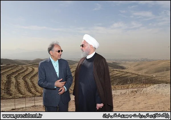 روحانی و درختکاری