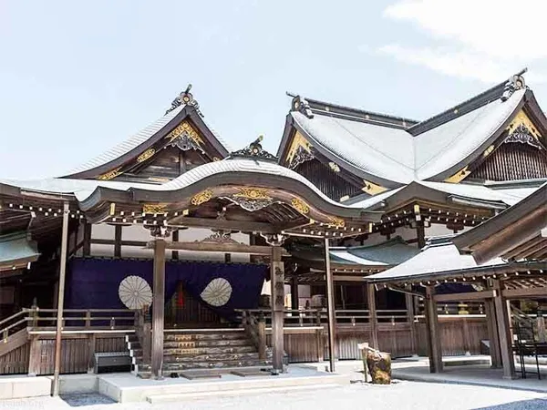 معبد ایسه گرند شرایین &laquo;Ise Grand Shrine&raquo;


این مکان هر ۲۰ سال یک&zwnj;بار تخریب و دوباره از نو ساخته میشود قدمتش به قبل از میلاد باز میگردد وتن&zwnj;ها خانواده های سلطنتی اجازه ورود به این مکان را دارند.