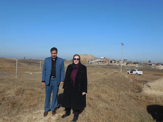 میشل کازانوا و جبرییل نوکنده در ترنگ تپه در جلگه گرگان/این بازدید با هدف امکان سنجی برای شروع طرح بازنگری ترنگ تپه در قالب پروژه مشترک ایران و فرانسه بود