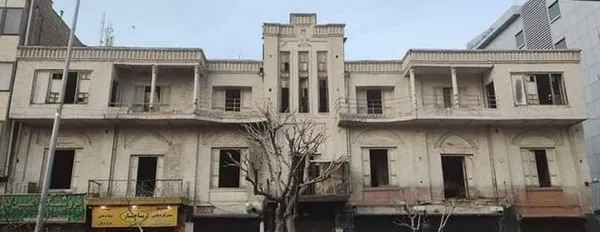 نمای کافه ایران پیش از تخریب، این بنا سال&zwnj;ها در همین وضعیت به حال خود رها شده بود
